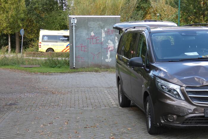Bestelbus ziet scooterrijder over het hoofd en botst