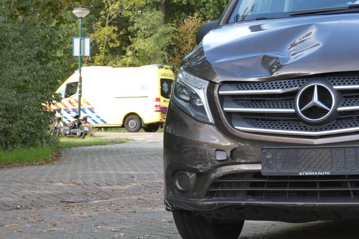 Bestelbus ziet scooterrijder over het hoofd en botst