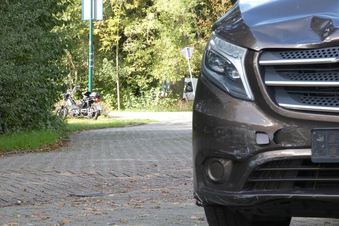 Bestelbus ziet scooterrijder over het hoofd en botst