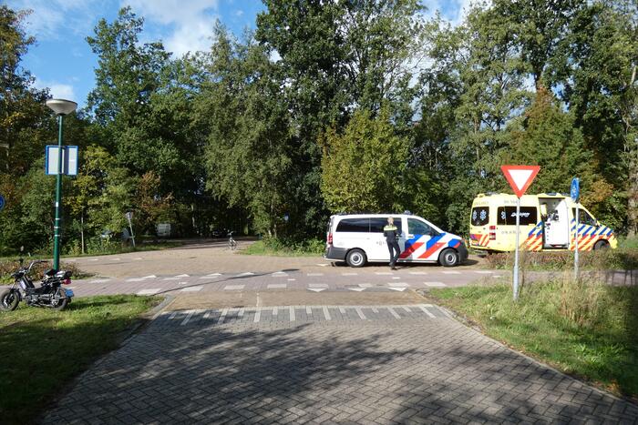 Bestelbus ziet scooterrijder over het hoofd en botst