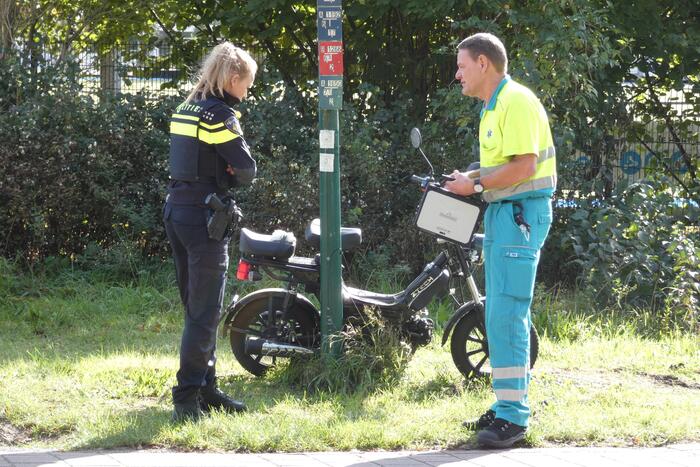 Bestelbus ziet scooterrijder over het hoofd en botst