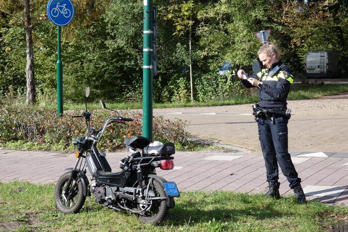 Bestelbus ziet scooterrijder over het hoofd en botst