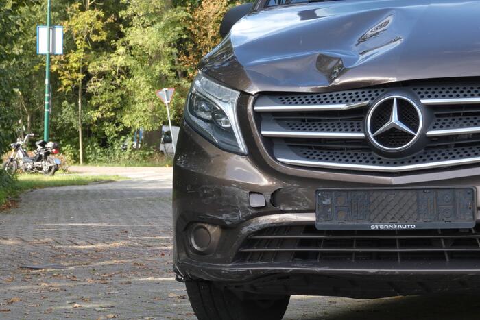 Bestelbus ziet scooterrijder over het hoofd en botst