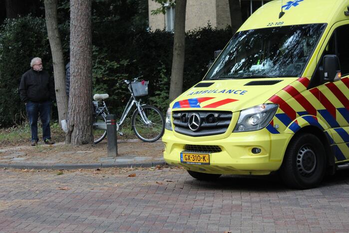 Twee auto's botsen op kruising