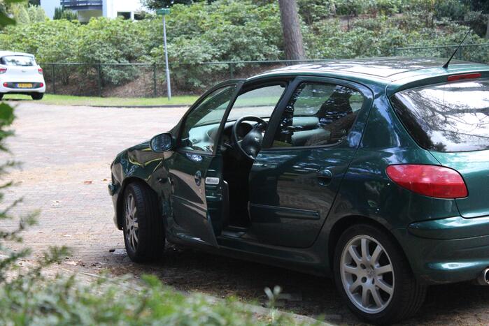 Twee auto's botsen op kruising