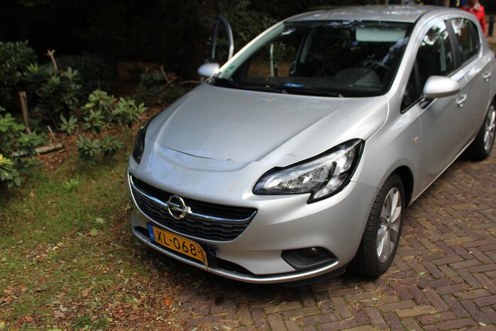 Twee auto's botsen op kruising
