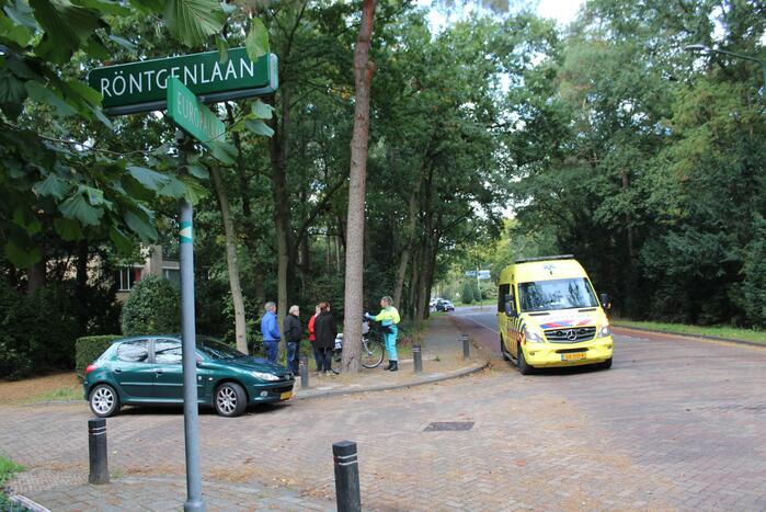 Twee auto's botsen op kruising