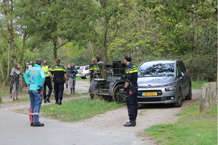 Menwagen botst met auto