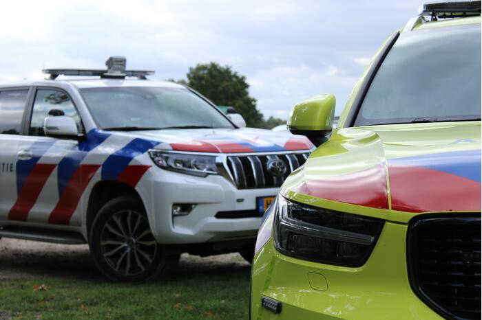 Menwagen botst met auto