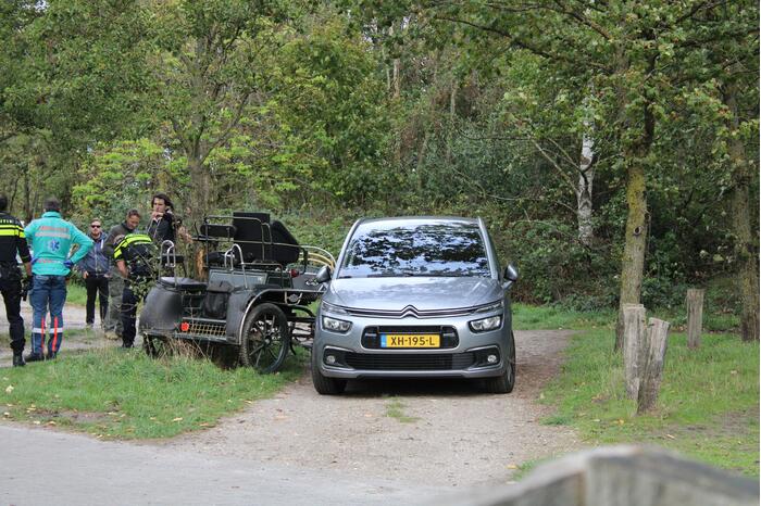 Menwagen botst met auto