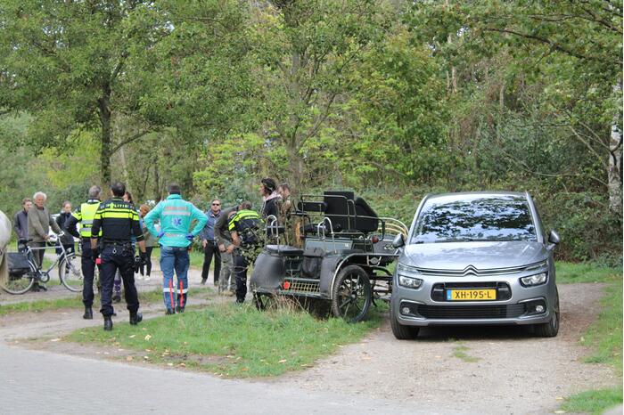 Menwagen botst met auto