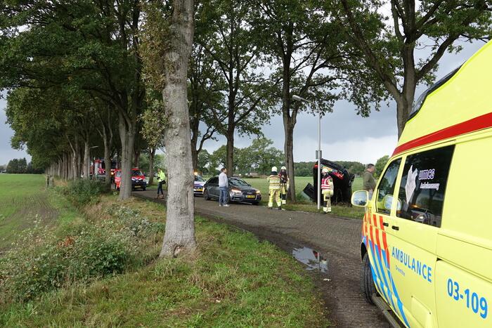 Auto belandt op de kop in greppel na botsing