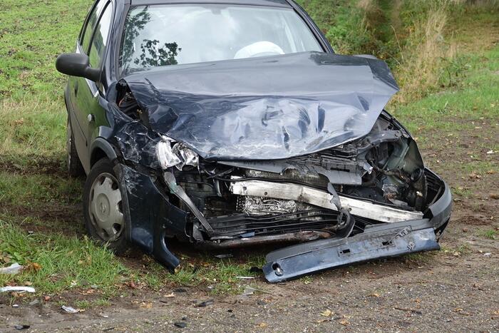 Auto belandt op de kop in greppel na botsing