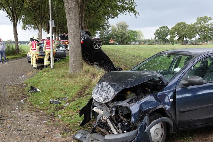 Auto belandt op de kop in greppel na botsing