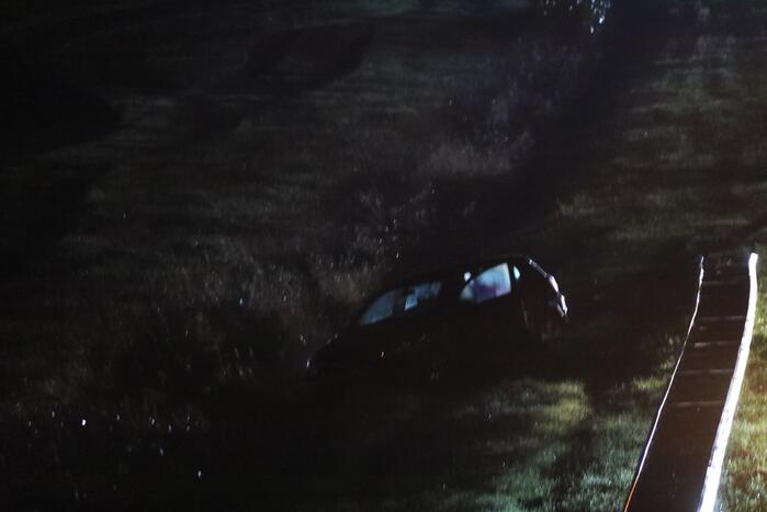 Personenauto raakt van de weg en belandt in greppel