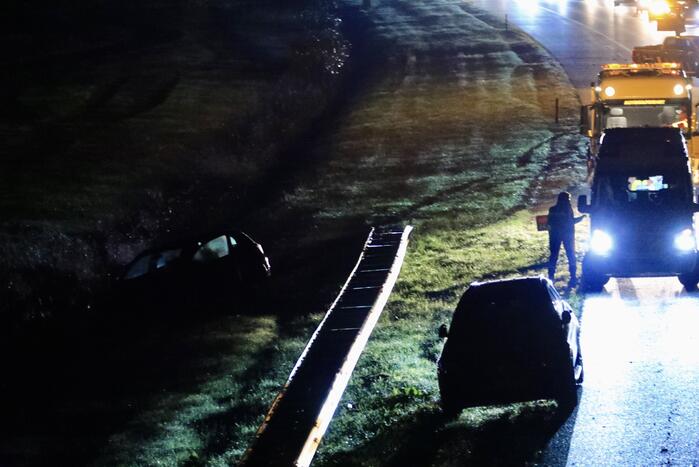 Personenauto raakt van de weg en belandt in greppel