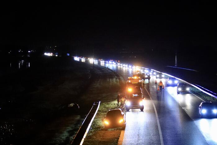 Personenauto raakt van de weg en belandt in greppel
