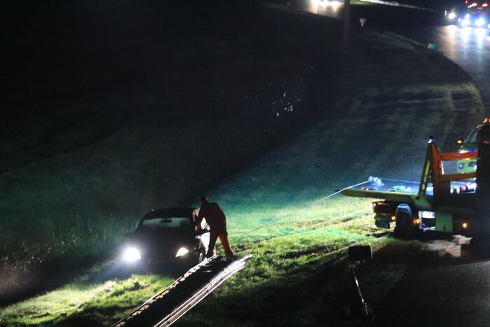 Personenauto raakt van de weg en belandt in greppel
