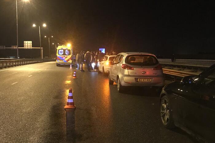 Kop-staartbotsing tussen drie auto's