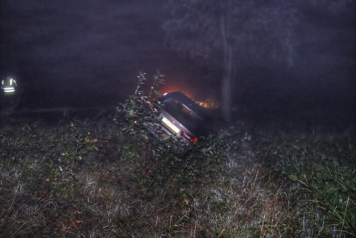 Auto in sloot, bestuurder spoorloos