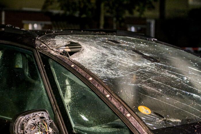 Auto enorm beschadigd door explosief