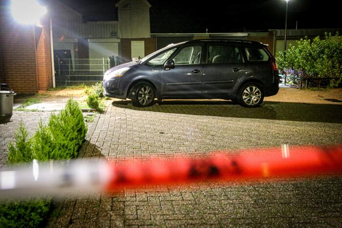 Auto enorm beschadigd door explosief