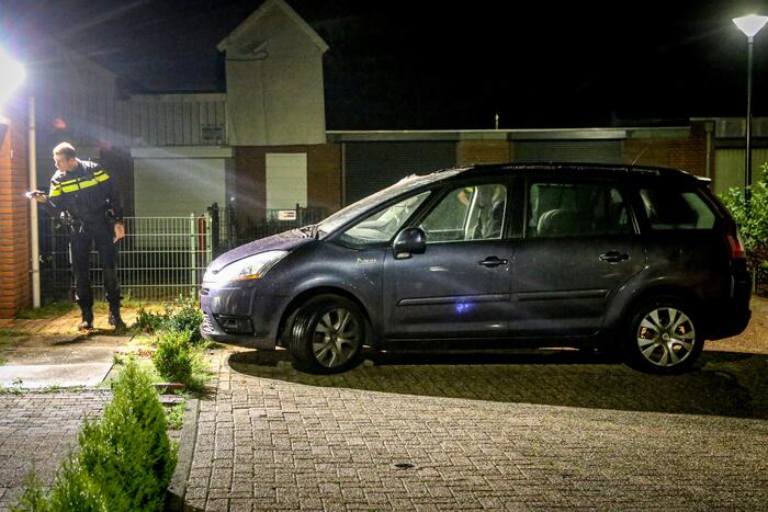 Auto enorm beschadigd door explosief