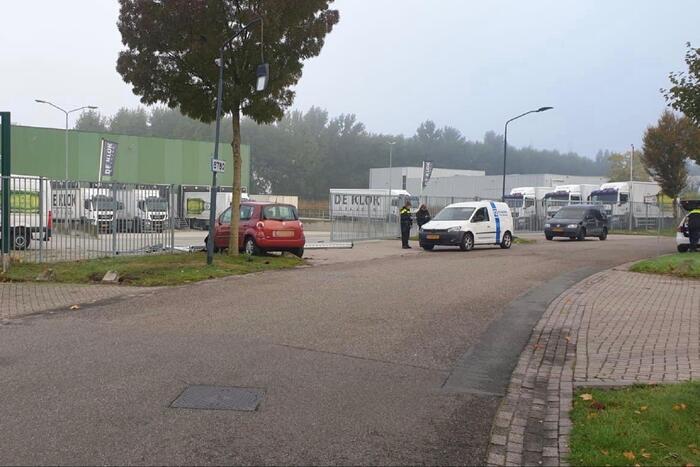Auto raakt van de weg komt tot stilstand tegen toeganspoort