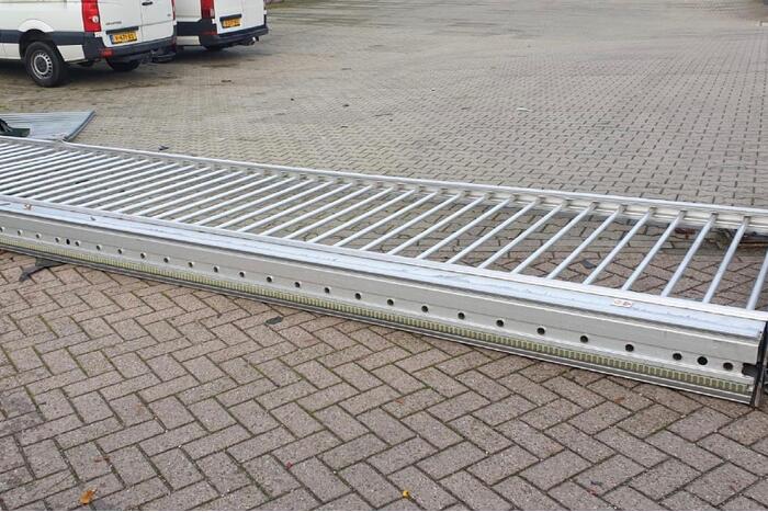 Auto raakt van de weg komt tot stilstand tegen toeganspoort