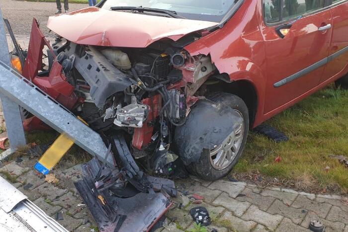 Auto raakt van de weg komt tot stilstand tegen toeganspoort