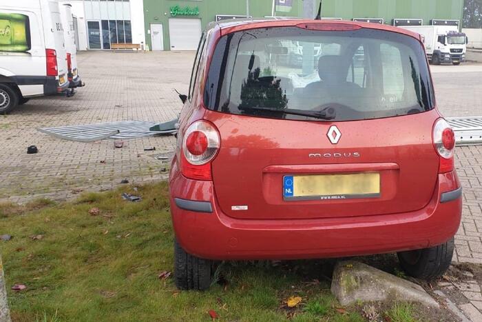 Auto raakt van de weg komt tot stilstand tegen toeganspoort