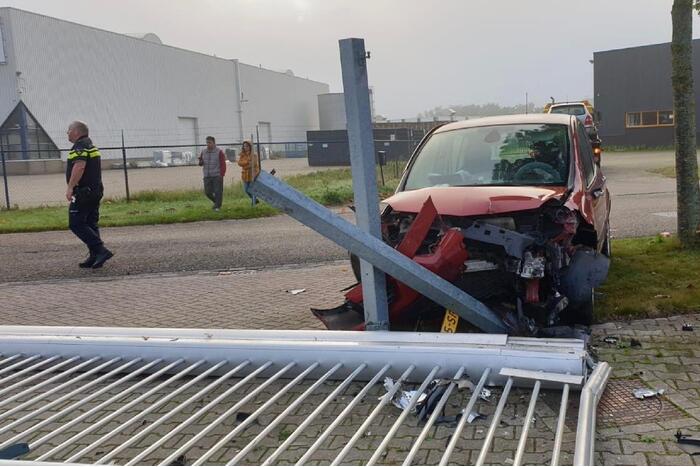 Auto raakt van de weg komt tot stilstand tegen toeganspoort