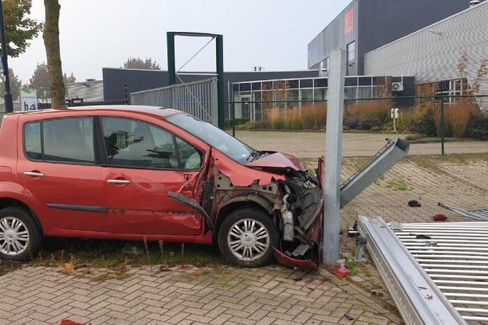 Auto raakt van de weg komt tot stilstand tegen toeganspoort