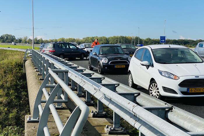 Auto belandt op toerit van snelweg in vangrail
