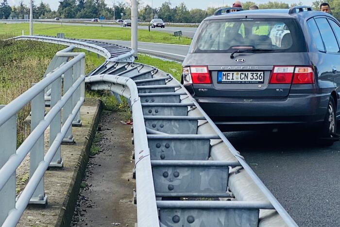 Auto belandt op toerit van snelweg in vangrail