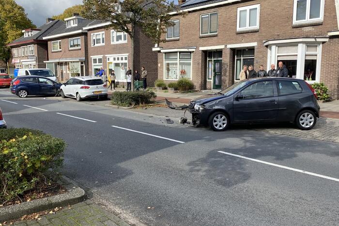 Schade na aanrijding tussen twee voertuigen