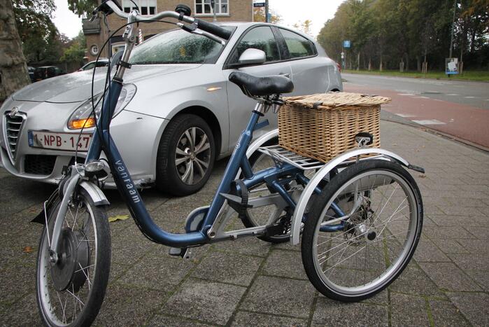 Auto en fietsster in botsing