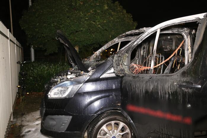 Uitgebrande bestelbus vat opnieuw vlam