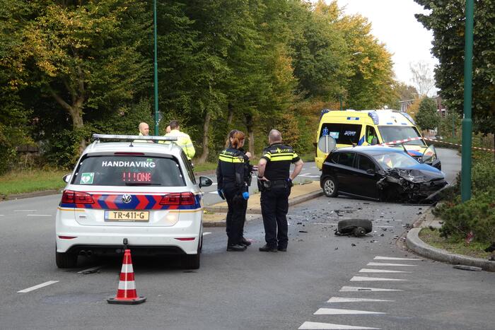Enorme schade na botsing met twee auto's