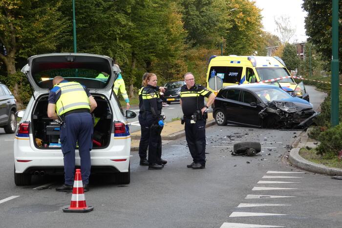 Enorme schade na botsing met twee auto's