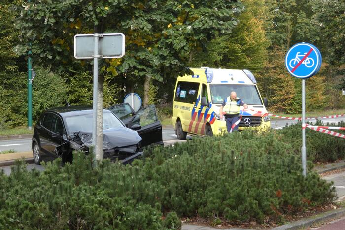 Enorme schade na botsing met twee auto's