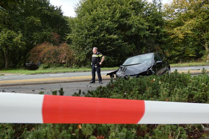 Enorme schade na botsing met twee auto's