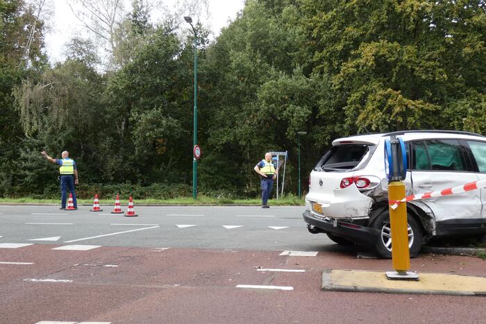 Enorme schade na botsing met twee auto's