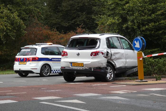 Enorme schade na botsing met twee auto's