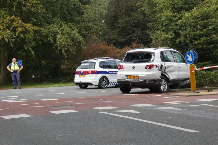 Enorme schade na botsing met twee auto's