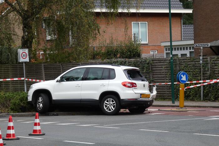Enorme schade na botsing met twee auto's