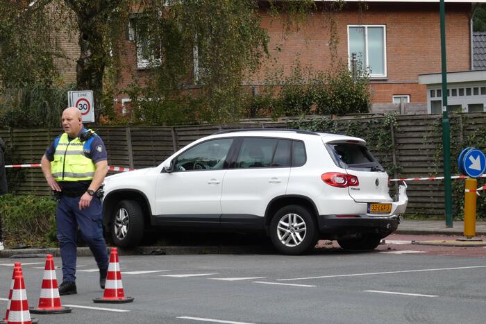 Enorme schade na botsing met twee auto's