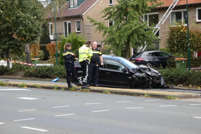 Enorme schade na botsing met twee auto's