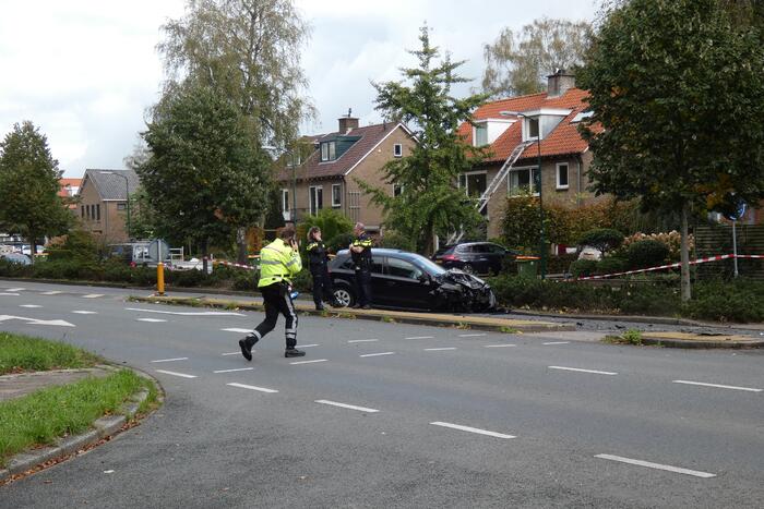 Enorme schade na botsing met twee auto's