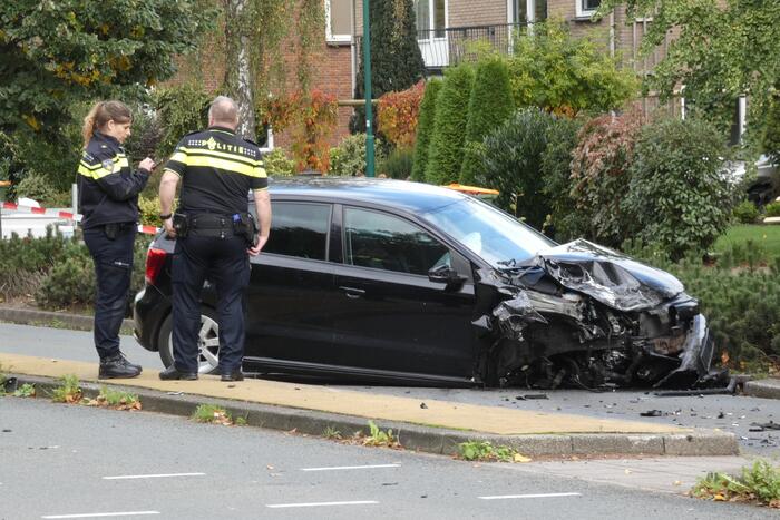 Enorme schade na botsing met twee auto's